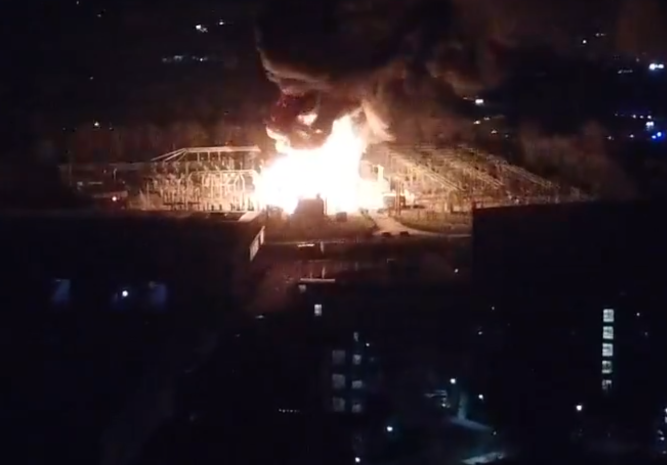 英國倫敦希斯羅機場(Heathrow Airport)附近一個變電站起火,導致機場大停電,因此機場被迫在今日(21日)全日暫停運作。(影片截圖)