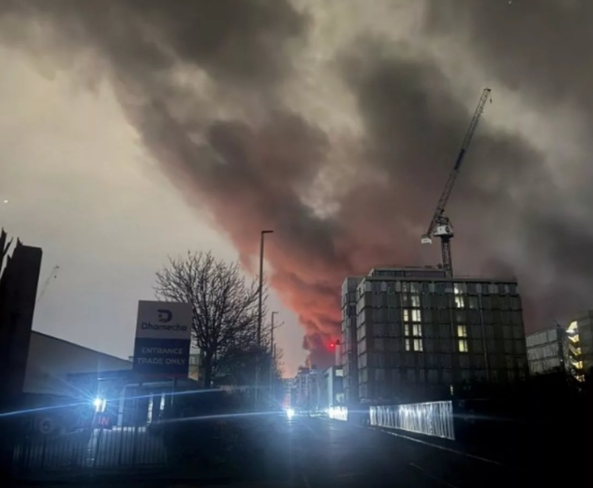 英國倫敦希斯羅機場(Heathrow Airport)附近一個變電站起火,導致機場大停電,因此機場被迫在今日(21日)全日暫停運作。