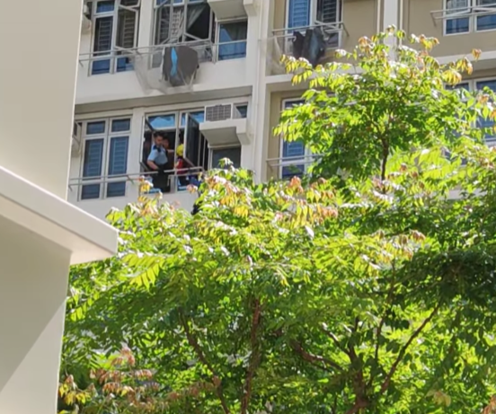 粉嶺皇后山邨皇樂樓一低層單位,兩名年幼男童爬出窗外,分別危坐大廈外牆及冷氣機窗台,消防及警方趕至破門營救。(皇后山乜都友 fb)