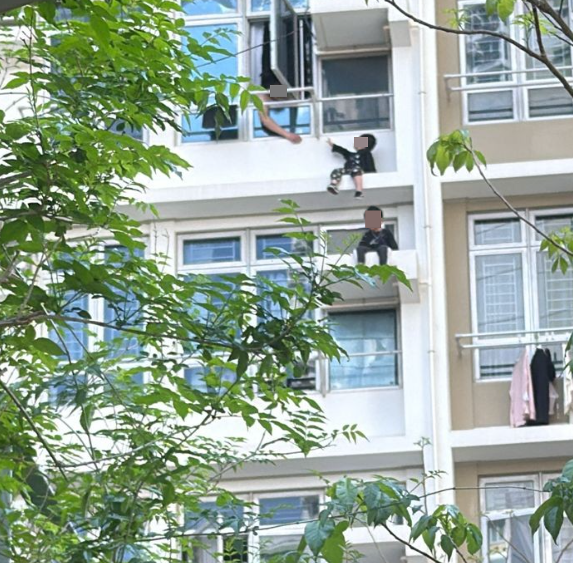 粉嶺皇后山邨皇樂樓一低層單位,兩名年幼男童爬出窗外,分別危坐大廈外牆及冷氣機窗台,消防及警方趕至破門營救。(皇后山乜都友 fb)