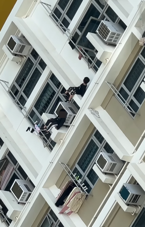 粉嶺皇后山邨皇樂樓一低層單位,兩名年幼男童爬出窗外,分別危坐大廈外牆及冷氣機窗台,消防及警方趕至破門營救。(皇后山乜都友 fb)