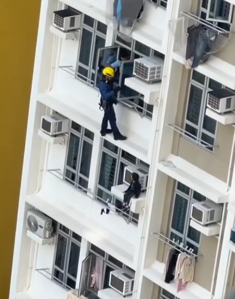 粉嶺皇后山邨皇樂樓一低層單位,兩名年幼男童爬出窗外,分別危坐大廈外牆及冷氣機窗台,消防及警方趕至破門營救。(皇后山乜都友 fb)