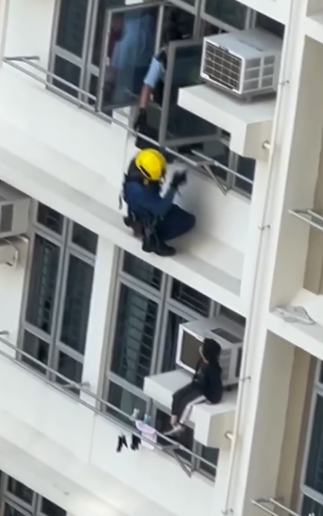 粉嶺皇后山邨皇樂樓一低層單位,兩名年幼男童爬出窗外,分別危坐大廈外牆及冷氣機窗台,消防及警方趕至破門營救。(皇后山乜都友 fb)