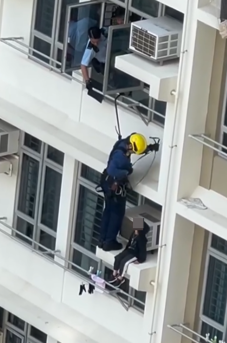 粉嶺皇后山邨皇樂樓一低層單位,兩名年幼男童爬出窗外,分別危坐大廈外牆及冷氣機窗台,消防及警方趕至破門營救。(皇后山乜都友 fb)