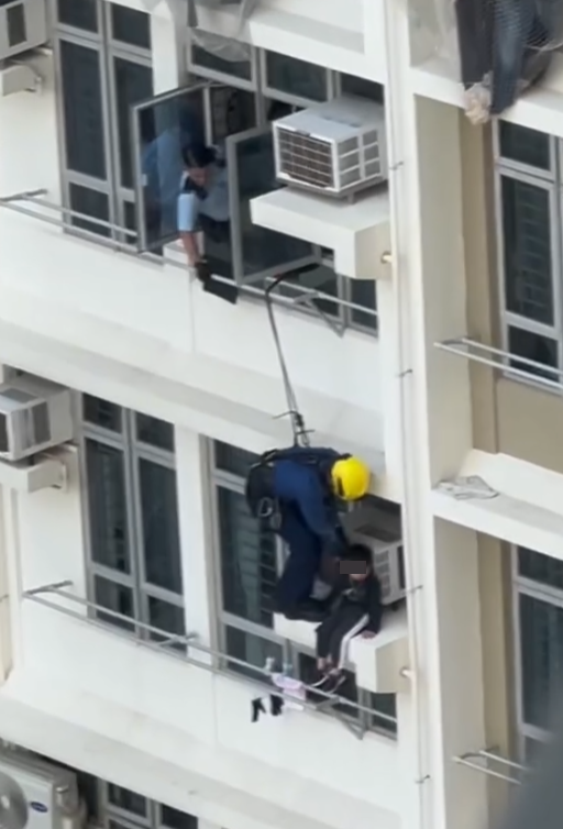 粉嶺皇后山邨皇樂樓一低層單位,兩名年幼男童爬出窗外,分別危坐大廈外牆及冷氣機窗台,消防及警方趕至破門營救。(皇后山乜都友 fb)