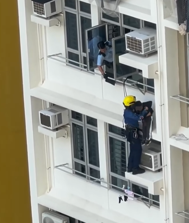 粉嶺皇后山邨皇樂樓一低層單位,兩名年幼男童爬出窗外,分別危坐大廈外牆及冷氣機窗台,消防及警方趕至破門營救。(皇后山乜都友 fb)