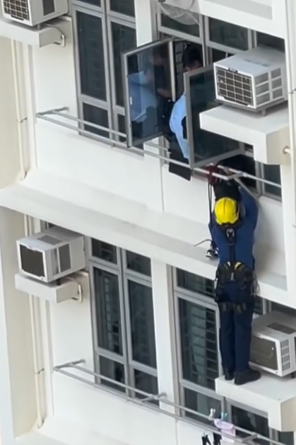 粉嶺皇后山邨皇樂樓一低層單位,兩名年幼男童爬出窗外,分別危坐大廈外牆及冷氣機窗台,消防及警方趕至破門營救。(皇后山乜都友 fb)