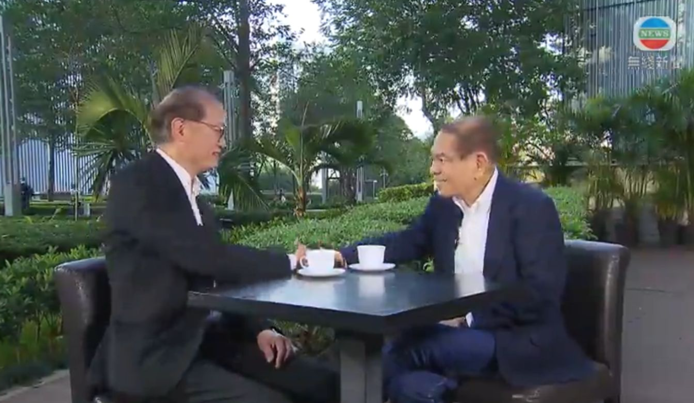 現時已戒煙的何柱國,與盧寵茂在吸煙與健康委員會《齊建無煙香港》電視專題節目對談。(無綫電視畫面)