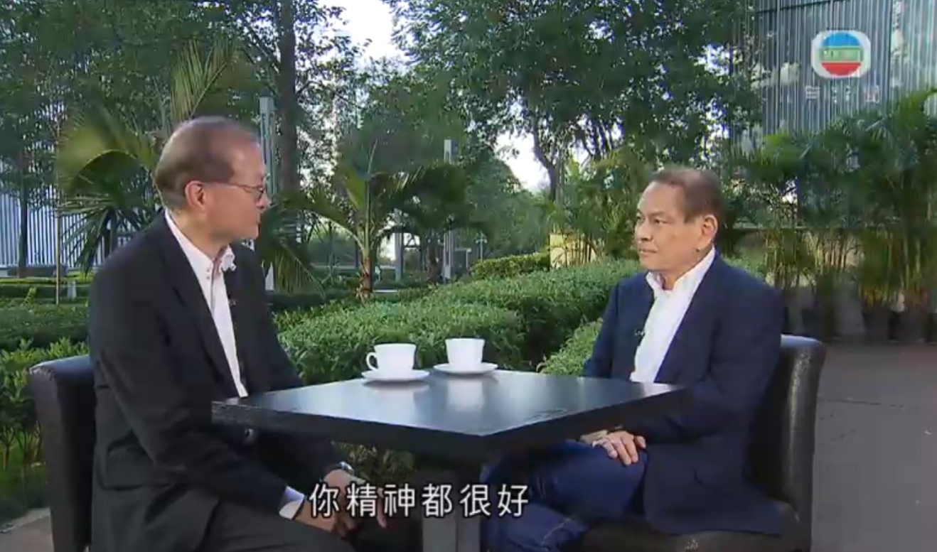 現時已戒煙的何柱國,與盧寵茂在吸煙與健康委員會《齊建無煙香港》電視專題節目對談。(無綫電視畫面)