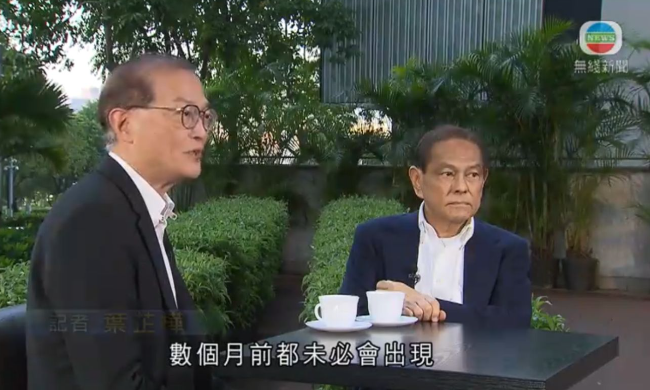 現時已戒煙的何柱國,與盧寵茂在吸煙與健康委員會《齊建無煙香港》電視專題節目對談。(無綫電視畫面)