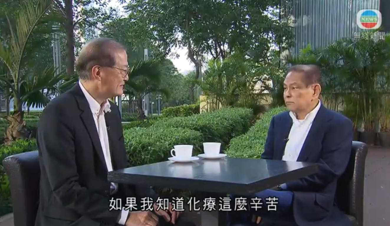 現時已戒煙的何柱國,與盧寵茂在吸煙與健康委員會《齊建無煙香港》電視專題節目對談。(無綫電視畫面)