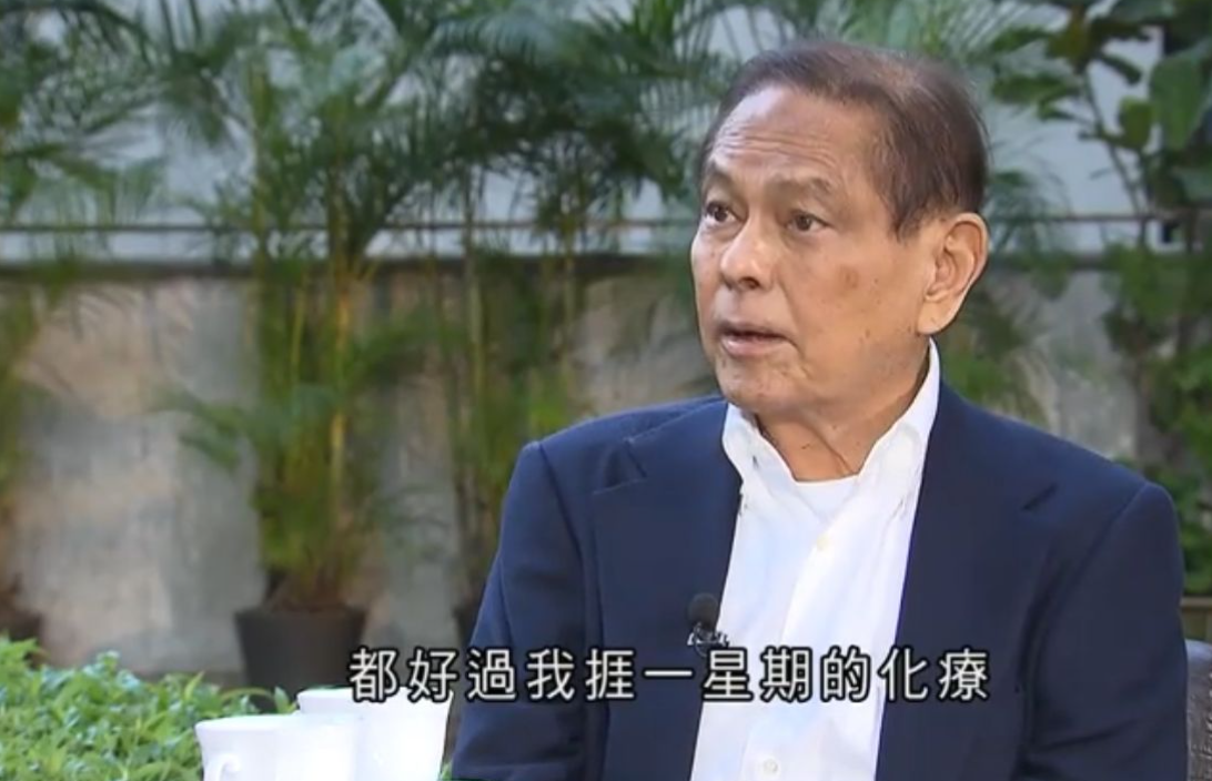 現時已戒煙的何柱國,與盧寵茂在吸煙與健康委員會《齊建無煙香港》電視專題節目對談。(無綫電視畫面)