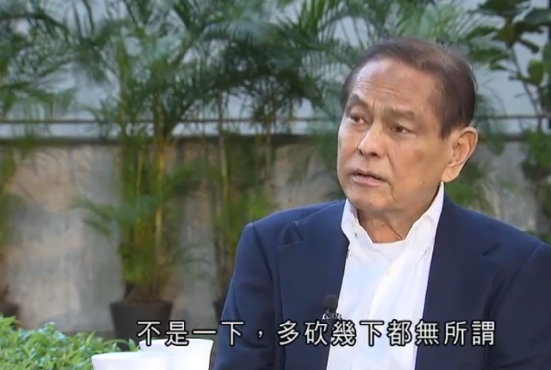 現時已戒煙的何柱國,與盧寵茂在吸煙與健康委員會《齊建無煙香港》電視專題節目對談。(無綫電視畫面)