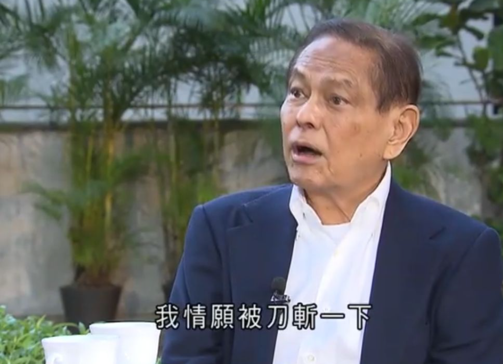 現時已戒煙的何柱國,與盧寵茂在吸煙與健康委員會《齊建無煙香港》電視專題節目對談。(無綫電視畫面)