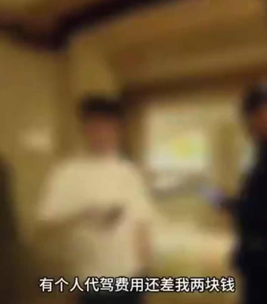 成先生為了討回欠付車資,便一直堵在KTV,並拍下車主及其友人找了5名年輕女孩進房。經他了解,該間提供陪侍服務的KTV,每名陪酒的費用是1000元。成先生對該車主找小姐「五、六千元」揮金如土不眨眼,但卻拒絕支付2.6欠費,感到極不滿。最終,成先生報警追討。