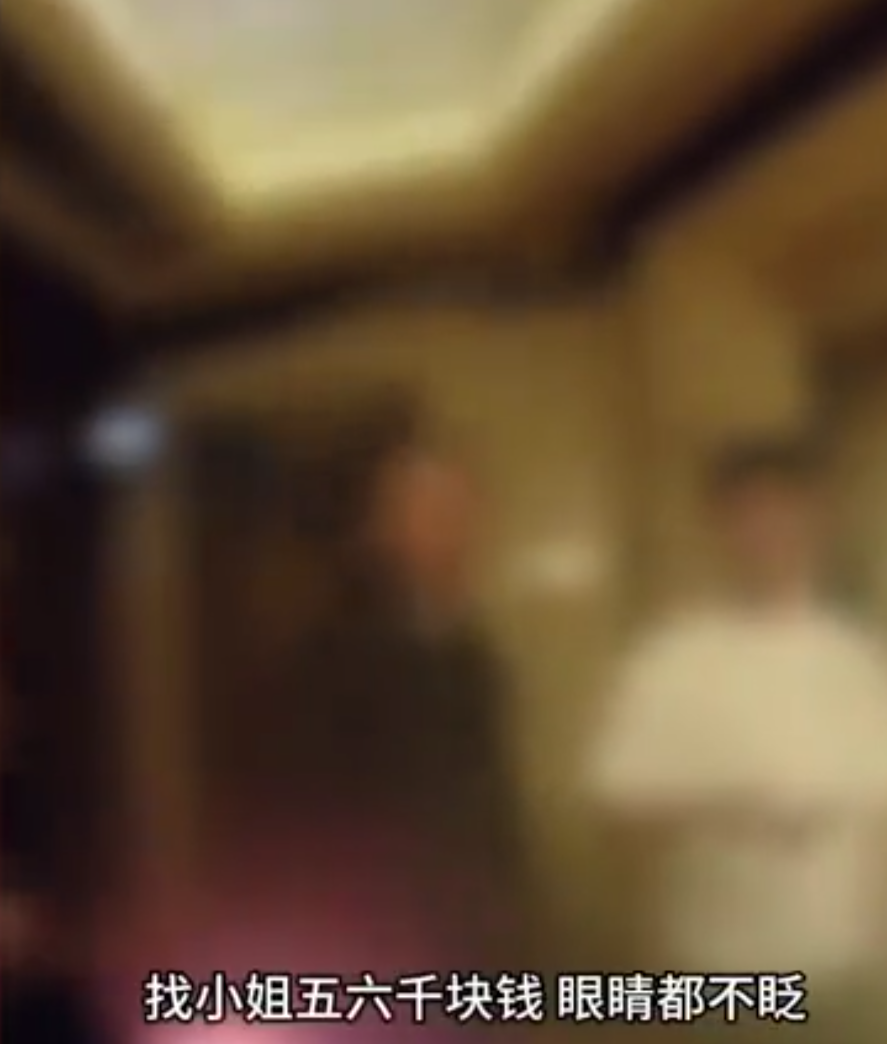 成先生為了討回欠付車資,便一直堵在KTV,並拍下車主及其友人找了5名年輕女孩進房。經他了解,該間提供陪侍服務的KTV,每名陪酒的費用是1000元。成先生對該車主找小姐「五、六千元」揮金如土不眨眼,但卻拒絕支付2.6欠費,感到極不滿。最終,成先生報警追討。