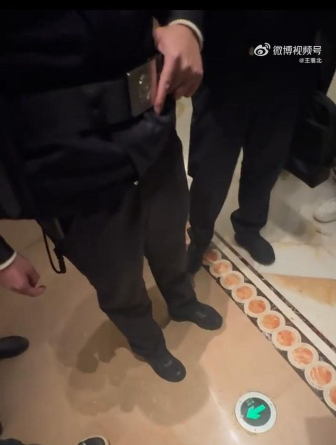 成先生為了討回欠付車資,便一直堵在KTV,並拍下車主及其友人找了5名年輕女孩進房。經他了解,該間提供陪侍服務的KTV,每名陪酒的費用是1000元。成先生對該車主找小姐「五、六千元」揮金如土不眨眼,但卻拒絕支付2.6欠費,感到極不滿。最終,成先生報警追討。