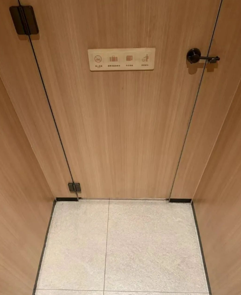 深圳有市民周三(19日)反映在龍崗區布吉萬象匯商場的廁所內被一名男清潔工偷窺,引起熱議。商場回應稱,該清潔工發現一名男顧客長時間在廁格內,敲門後未獲回應,情急之下才趴地查看,事後已與顧客溝通並取得諒解。(影片截圖)