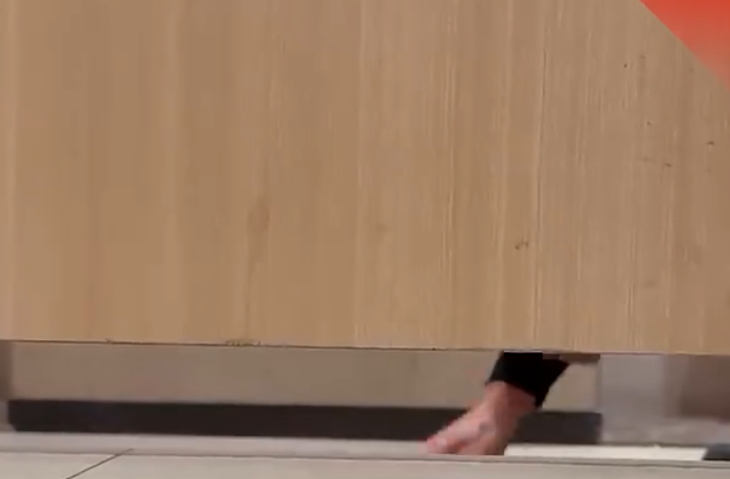 深圳有市民周三(19日)反映在龍崗區布吉萬象匯商場的廁所內被一名男清潔工偷窺,引起熱議。商場回應稱,該清潔工發現一名男顧客長時間在廁格內,敲門後未獲回應,情急之下才趴地查看,事後已與顧客溝通並取得諒解。(影片截圖)