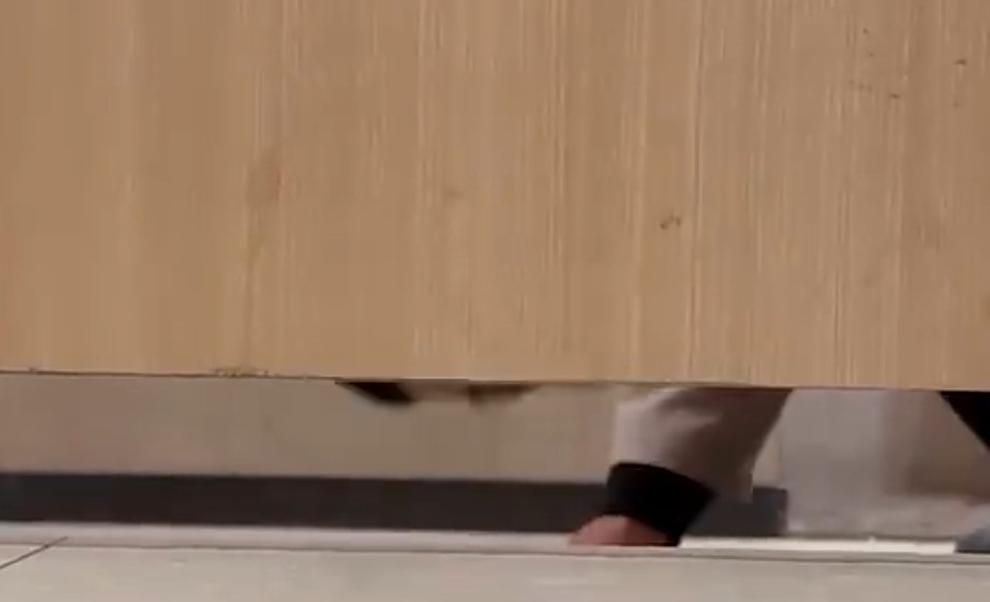 深圳有市民周三(19日)反映在龍崗區布吉萬象匯商場的廁所內被一名男清潔工偷窺,引起熱議。商場回應稱,該清潔工發現一名男顧客長時間在廁格內,敲門後未獲回應,情急之下才趴地查看,事後已與顧客溝通並取得諒解。(影片截圖)