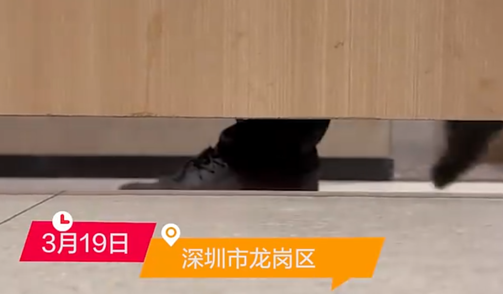深圳有市民周三(19日)反映在龍崗區布吉萬象匯商場的廁所內被一名男清潔工偷窺,引起熱議。商場回應稱,該清潔工發現一名男顧客長時間在廁格內,敲門後未獲回應,情急之下才趴地查看,事後已與顧客溝通並取得諒解。(影片截圖)