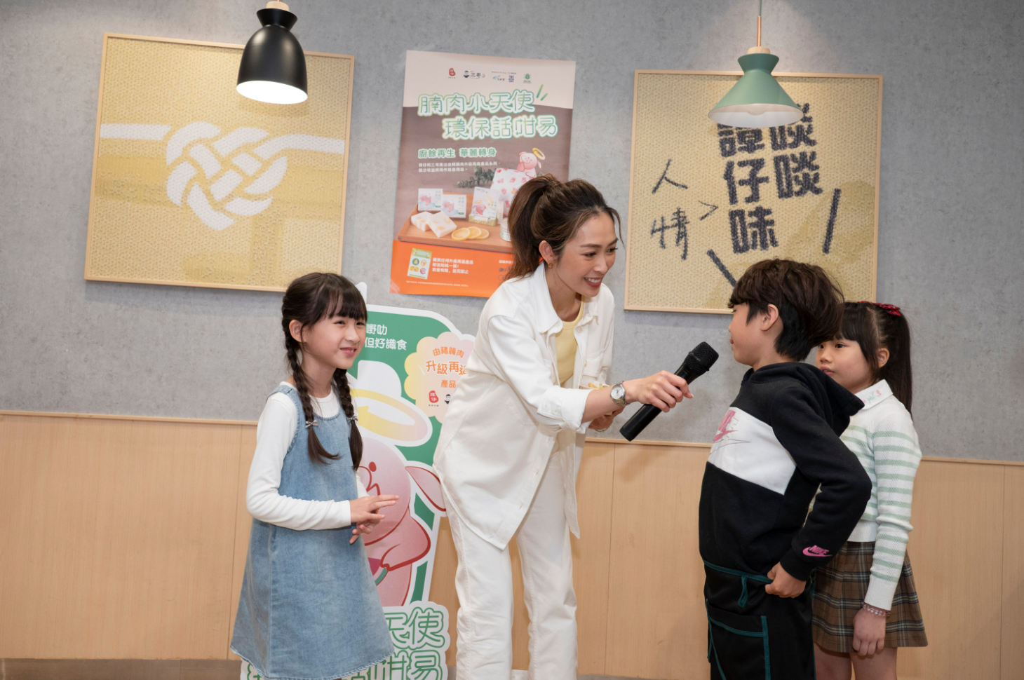 宋熙年來到譚仔金鐘遠東金融中心分店,參與「地球一小時環保工作坊」。,