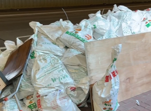 北角火鍋店外驚現內地製味精山(Threads圖片)