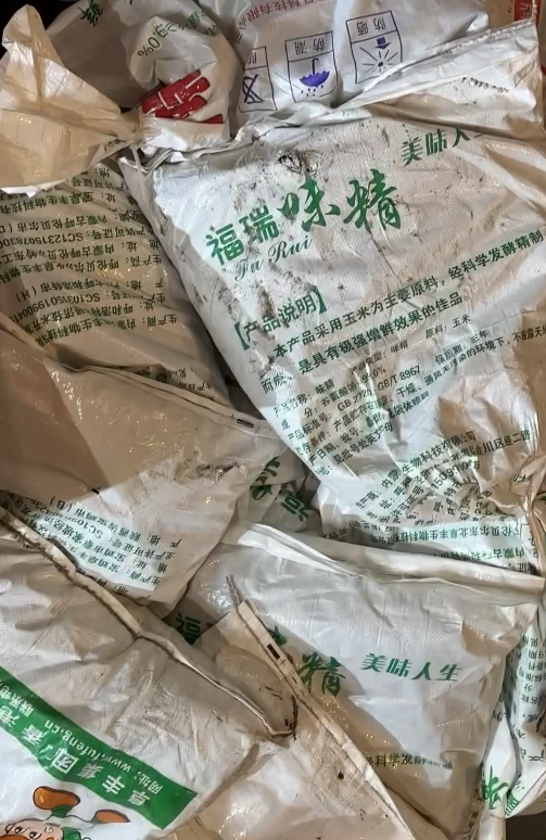 北角火鍋店外驚現內地製味精山(Threads圖片)