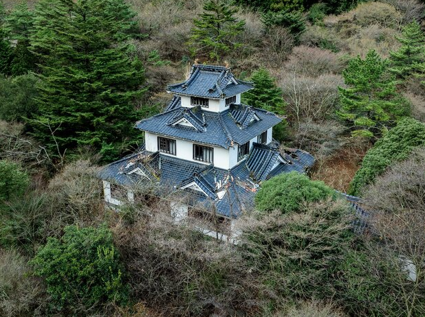 有日本攝影師發現一座「謎之城」。(X@JIYUKENKYU_jp)