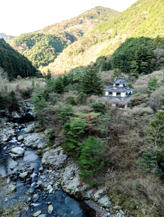 有日本攝影師發現一座「謎之城」。(X@JIYUKENKYU_jp)