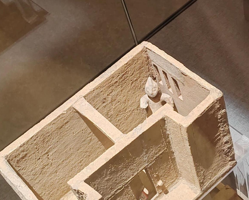 內地有網民近日發文表示,四川南充市博物館內一漢代陶俑外形神似鹹蛋超人,吸引不少遊客帶孩子去打卡。