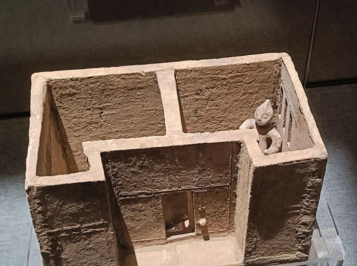 內地有網民近日發文表示,四川南充市博物館內一漢代陶俑外形神似鹹蛋超人,吸引不少遊客帶孩子去打卡。