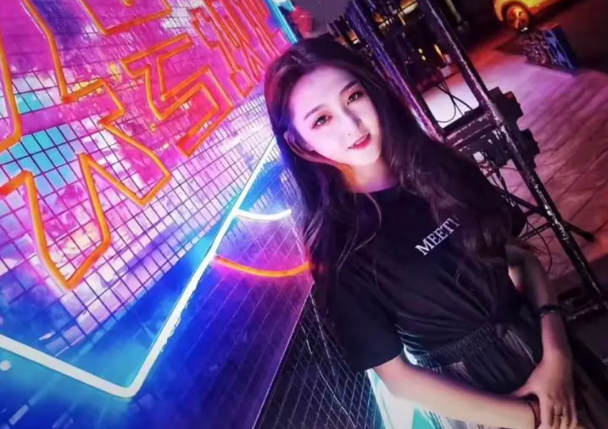 從照片中可以看出,千千不僅長得漂亮,還多才多藝,父母從小就培養了她很多興趣愛好,長大後更是走上了音樂道路,有時還會登台表演。