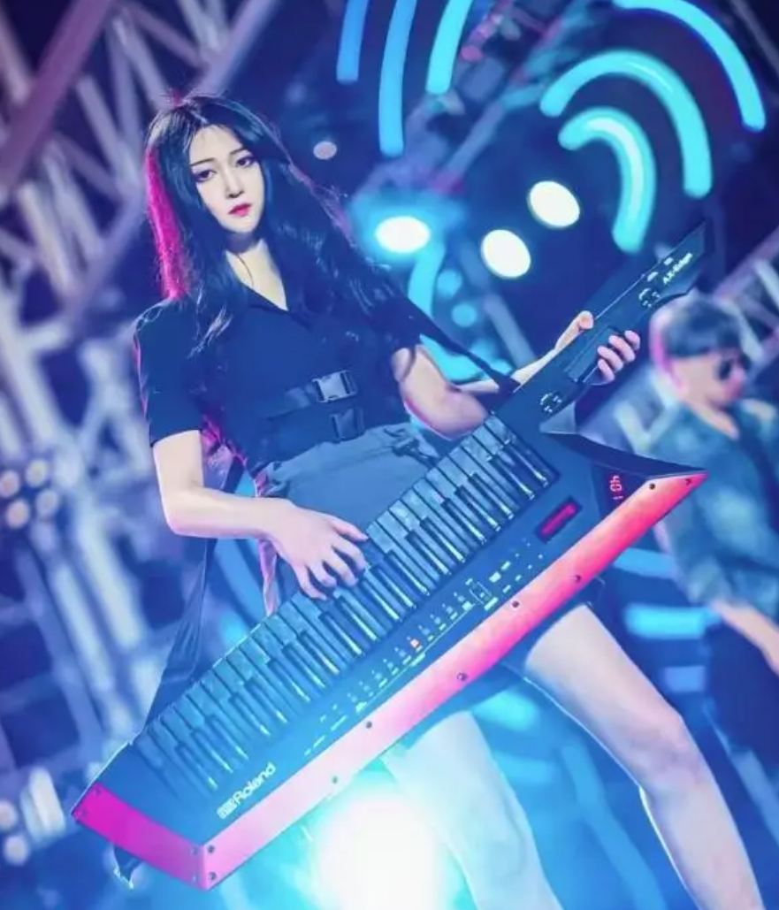 從照片中可以看出,千千不僅長得漂亮,還多才多藝,父母從小就培養了她很多興趣愛好,長大後更是走上了音樂道路,有時還會登台表演。