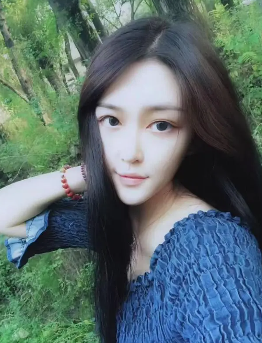 從照片中可以看出,千千不僅長得漂亮,還多才多藝,父母從小就培養了她很多興趣愛好,長大後更是走上了音樂道路,有時還會登台表演。