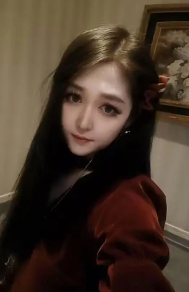 從照片中可以看出,千千不僅長得漂亮,還多才多藝,父母從小就培養了她很多興趣愛好,長大後更是走上了音樂道路,有時還會登台表演。