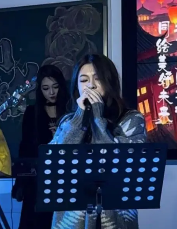 從照片中可以看出,千千不僅長得漂亮,還多才多藝,父母從小就培養了她很多興趣愛好,長大後更是走上了音樂道路,有時還會登台表演。