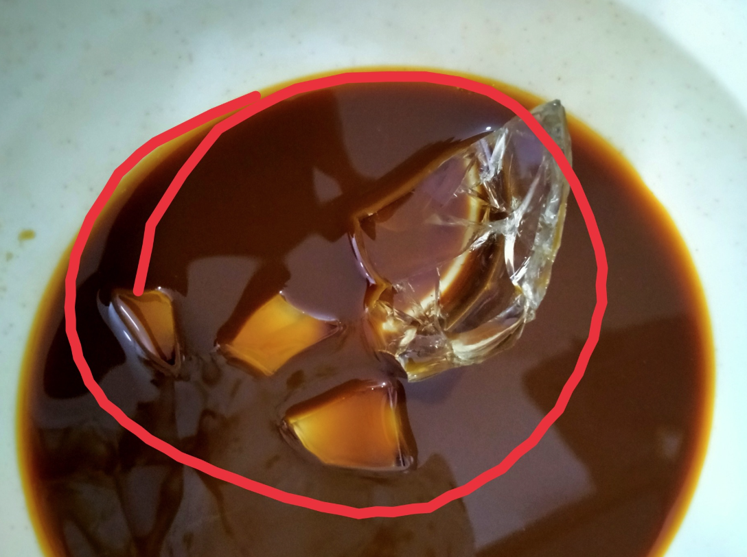 女事主在凍咖啡內發現大量玻璃碎。(互聯網)