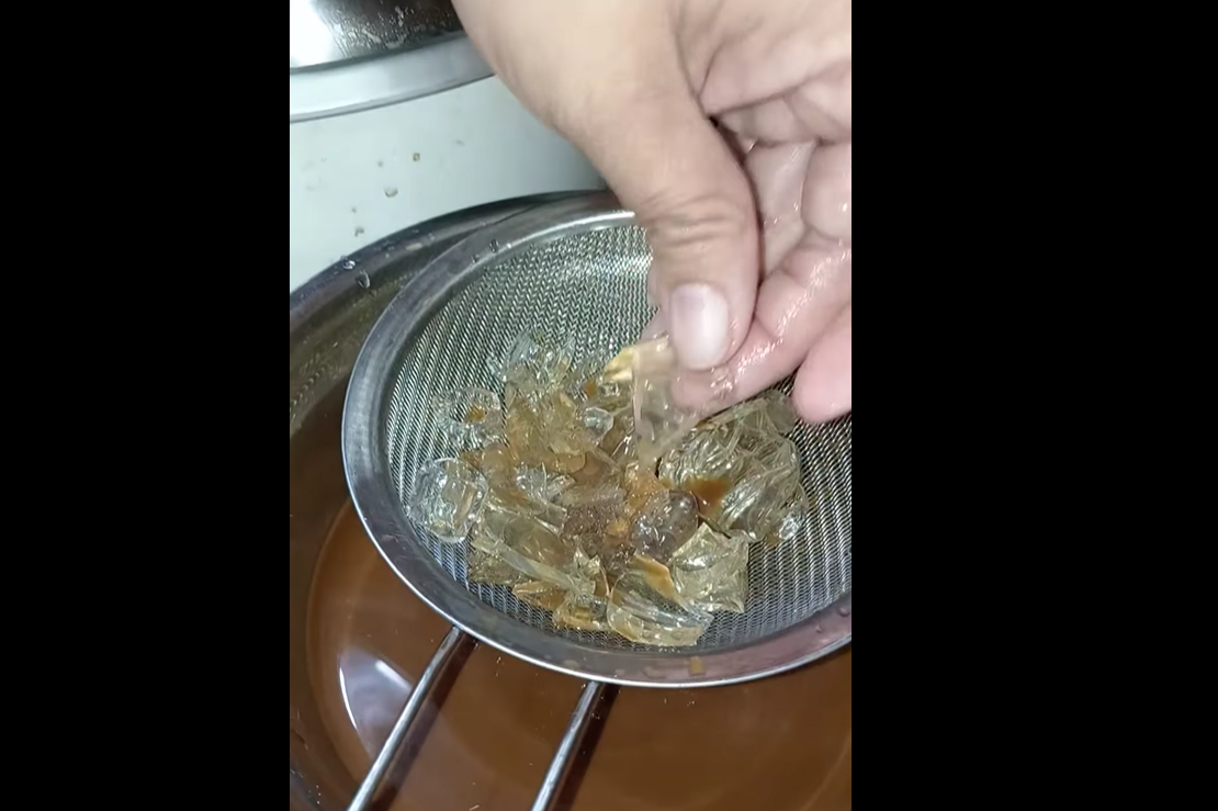 女事主在凍咖啡內發現大量玻璃碎。(互聯網)