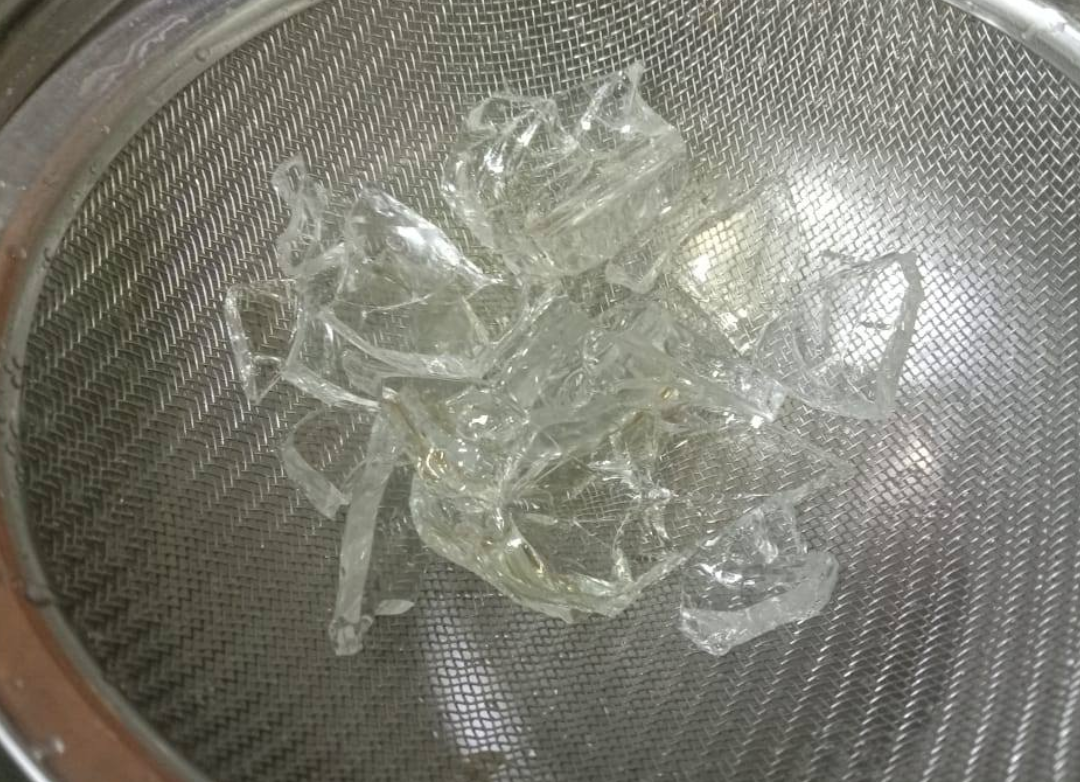 女事主在凍咖啡內發現大量玻璃碎。(互聯網)