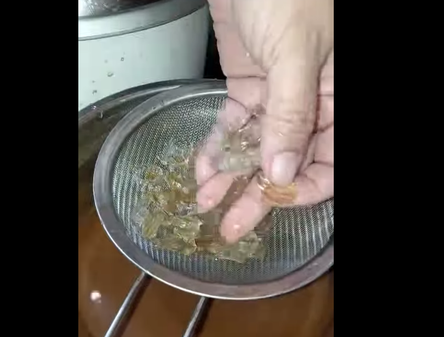 女事主在凍咖啡內發現大量玻璃碎。(互聯網)