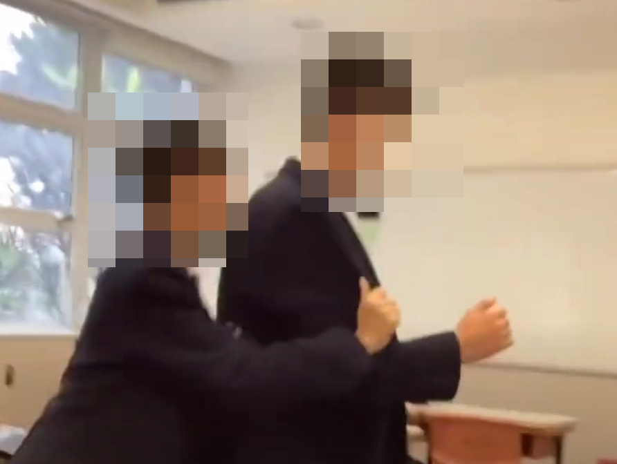 網上近日流傳影片,顯示有兩名男學生在課室內打架,有人被拳打頭部推倒在地後再用腳踩,躺在地上哭泣。根據校服和窗外環境,疑是中西區名校聖保羅書院。(影片截圖)