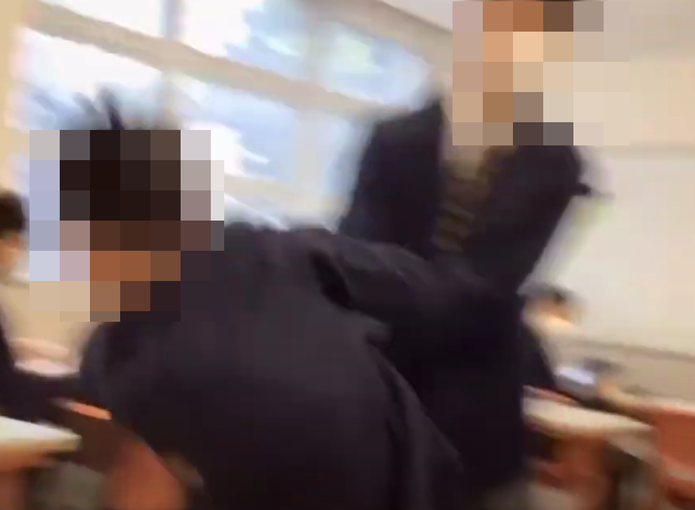 網上近日流傳影片,顯示有兩名男學生在課室內打架,有人被拳打頭部推倒在地後再用腳踩,躺在地上哭泣。根據校服和窗外環境,疑是中西區名校聖保羅書院。(影片截圖)