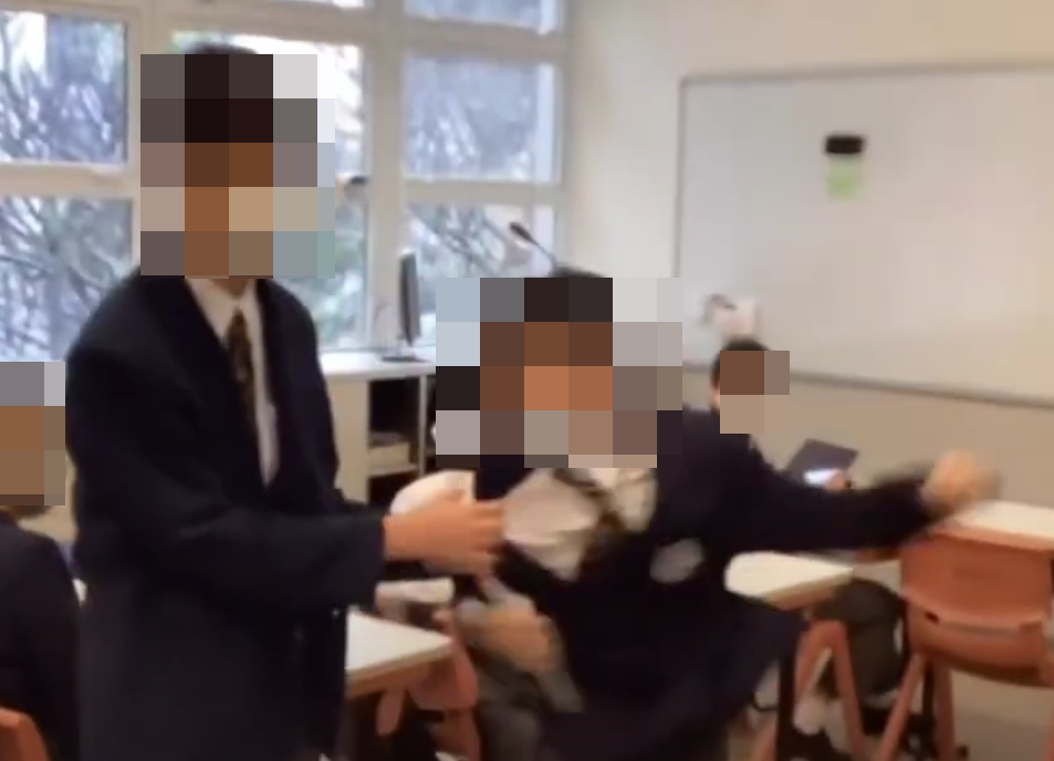 網上近日流傳影片,顯示有兩名男學生在課室內打架,有人被拳打頭部推倒在地後再用腳踩,躺在地上哭泣。根據校服和窗外環境,疑是中西區名校聖保羅書院。(影片截圖)