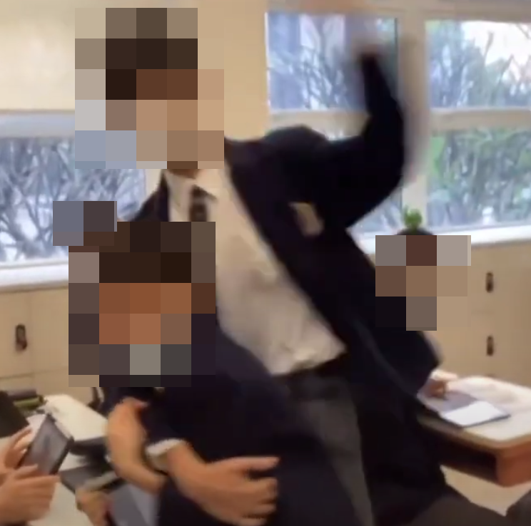 網上近日流傳影片,顯示有兩名男學生在課室內打架,有人被拳打頭部推倒在地後再用腳踩,躺在地上哭泣。根據校服和窗外環境,疑是中西區名校聖保羅書院。(影片截圖)