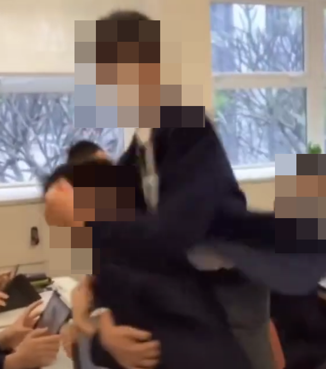 網上近日流傳影片,顯示有兩名男學生在課室內打架,有人被拳打頭部推倒在地後再用腳踩,躺在地上哭泣。根據校服和窗外環境,疑是中西區名校聖保羅書院。(影片截圖)