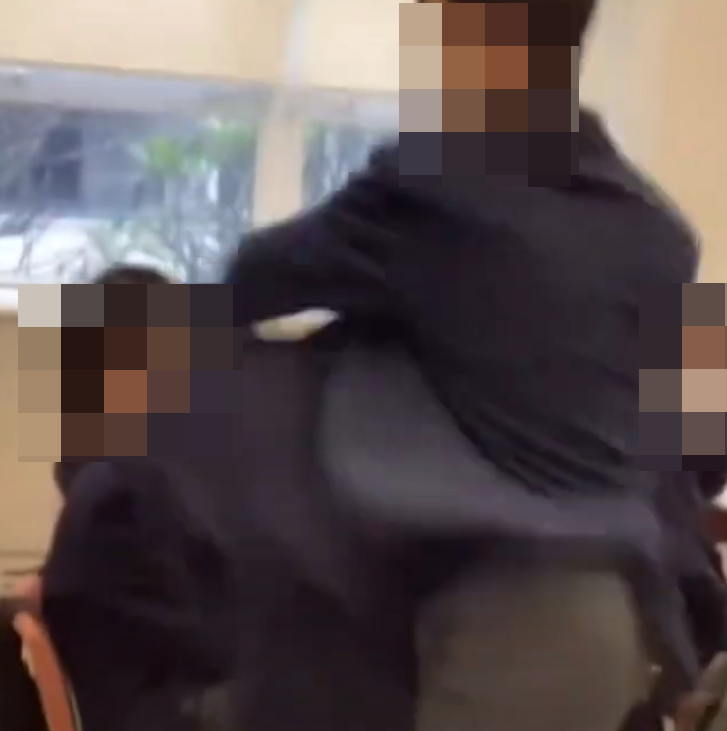 網上近日流傳影片,顯示有兩名男學生在課室內打架,有人被拳打頭部推倒在地後再用腳踩,躺在地上哭泣。根據校服和窗外環境,疑是中西區名校聖保羅書院。(影片截圖)