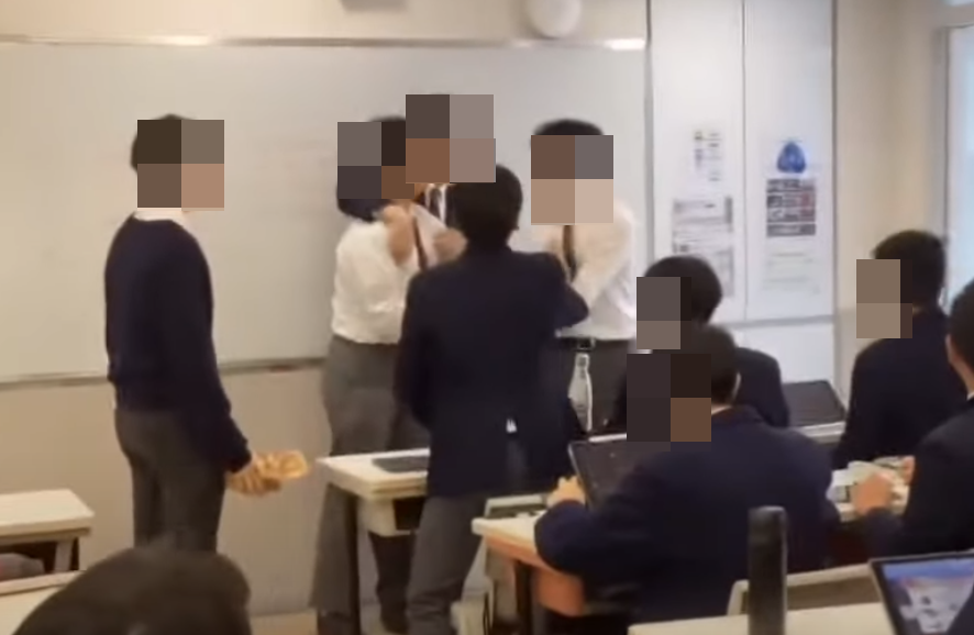 另一影片根據課室、冬季校服和窗外環境,可能也是聖保羅書院,影片中兩名身高差不多的學生,於下午1時40分在課室白板前打架,一名身材相對壯健的學生起身後揮拳反擊,其他同學上前做「和事佬」介入。(影片截圖)