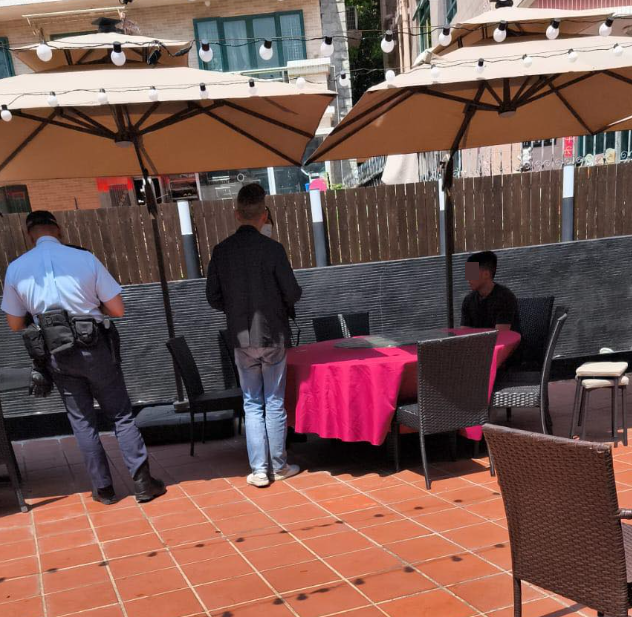 被指食「霸王餐」的兩父子到餐廳解釋。警員到餐廳處理。(大埔 TAI PO facebook)
