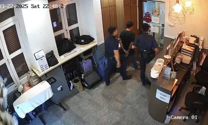 涉案男員工被帶走。(互聯網)